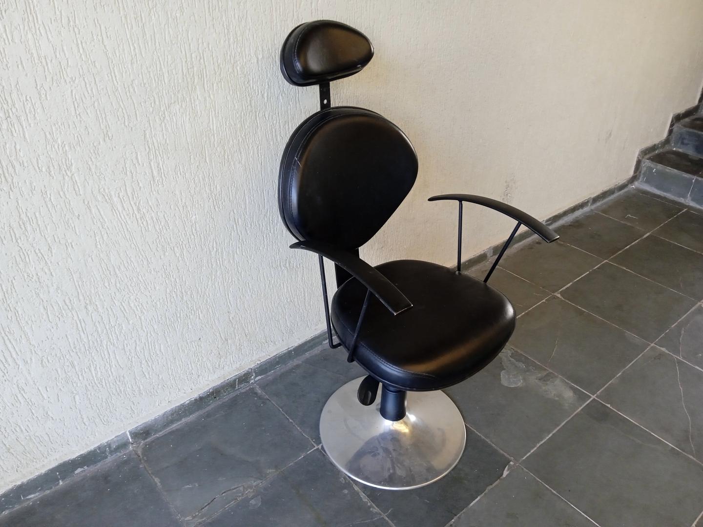 Cadeira de salão de beleza giratória c/ regulagem de altura em Couro Ecológico / Aço Preto