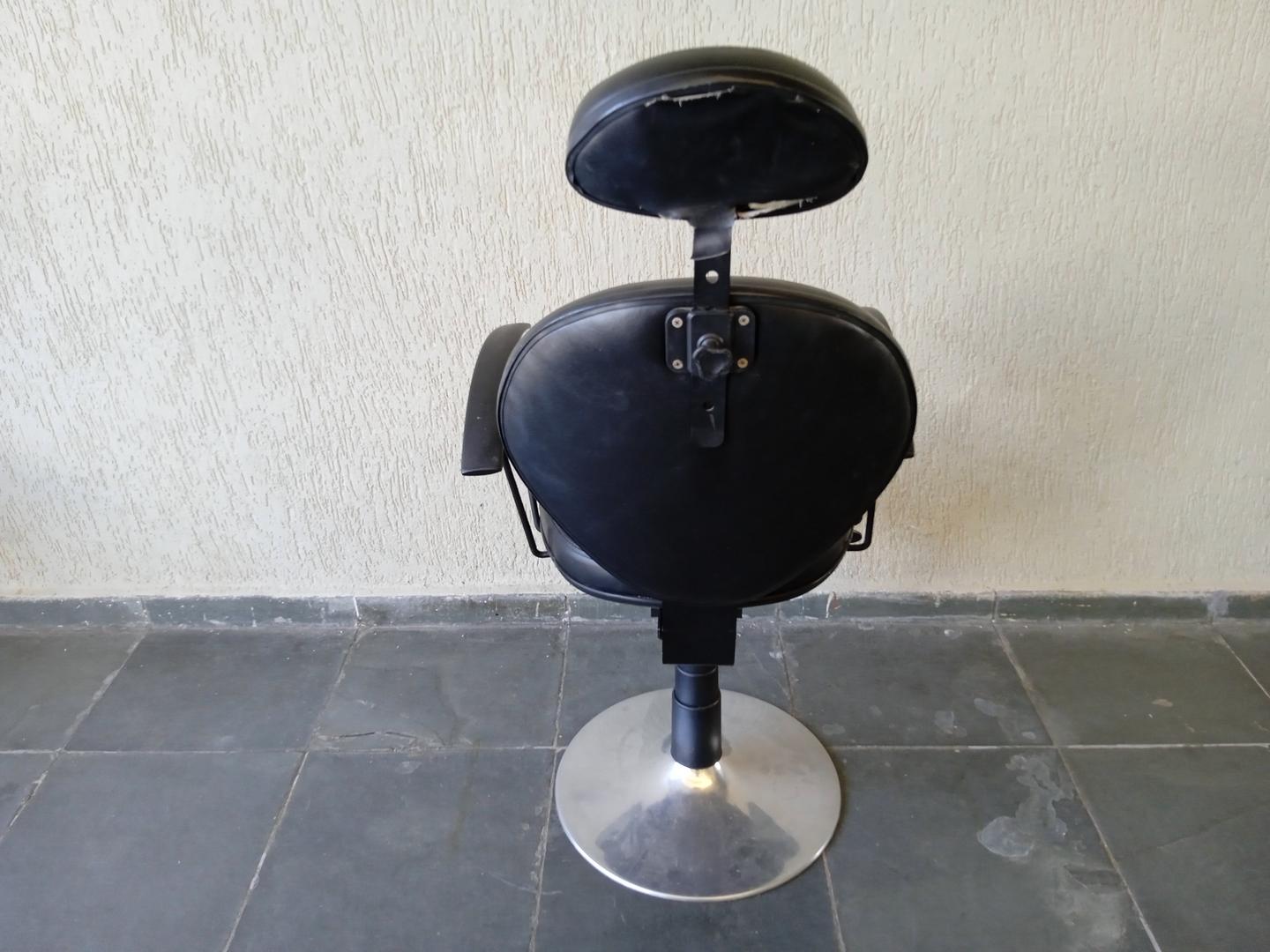 Cadeira de salão de beleza giratória c/ regulagem de altura em Couro Ecológico / Aço Preto