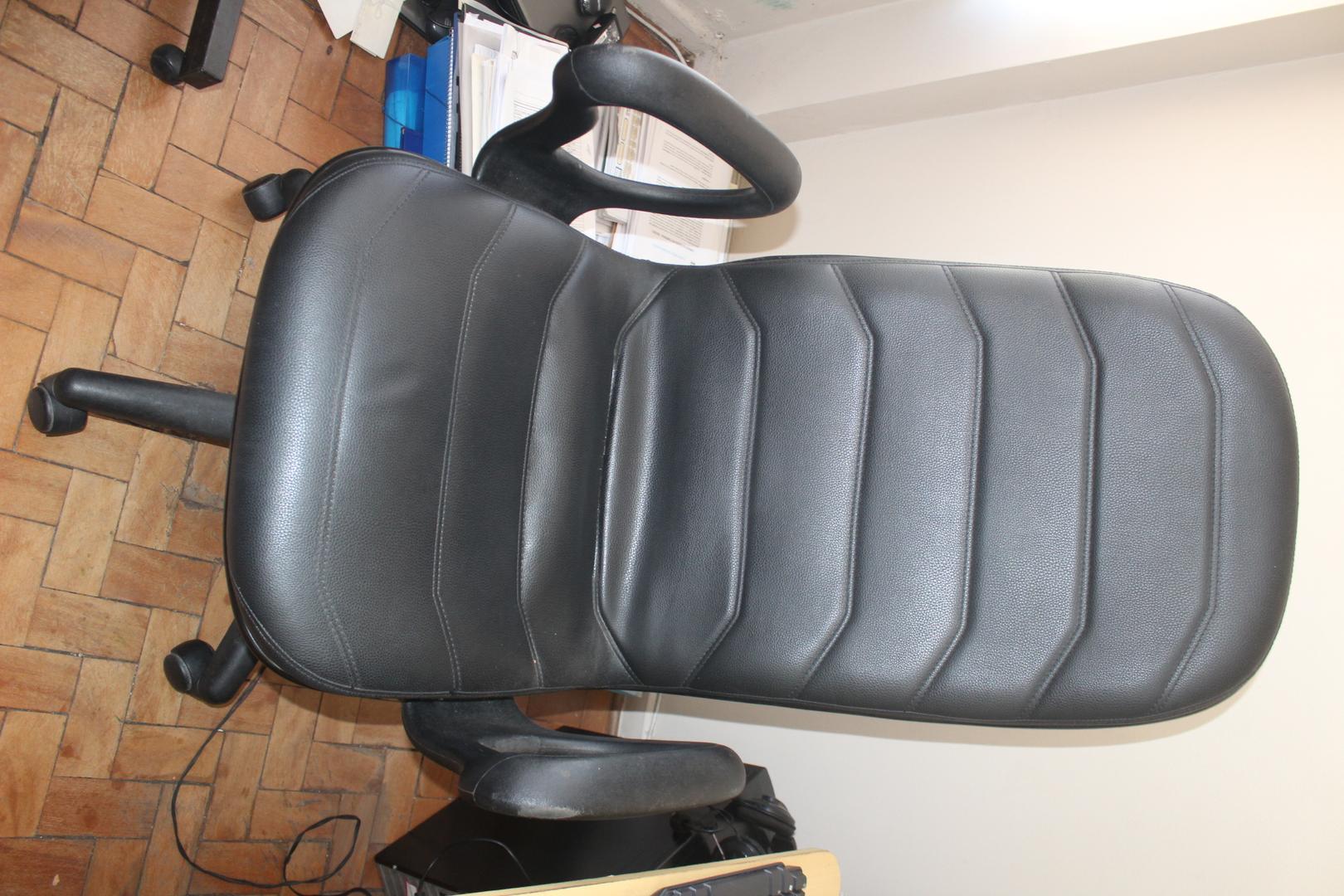 Cadeira Presidencial Giratório c/ braços e rodas em Couro Ecológico / Plástico Preto