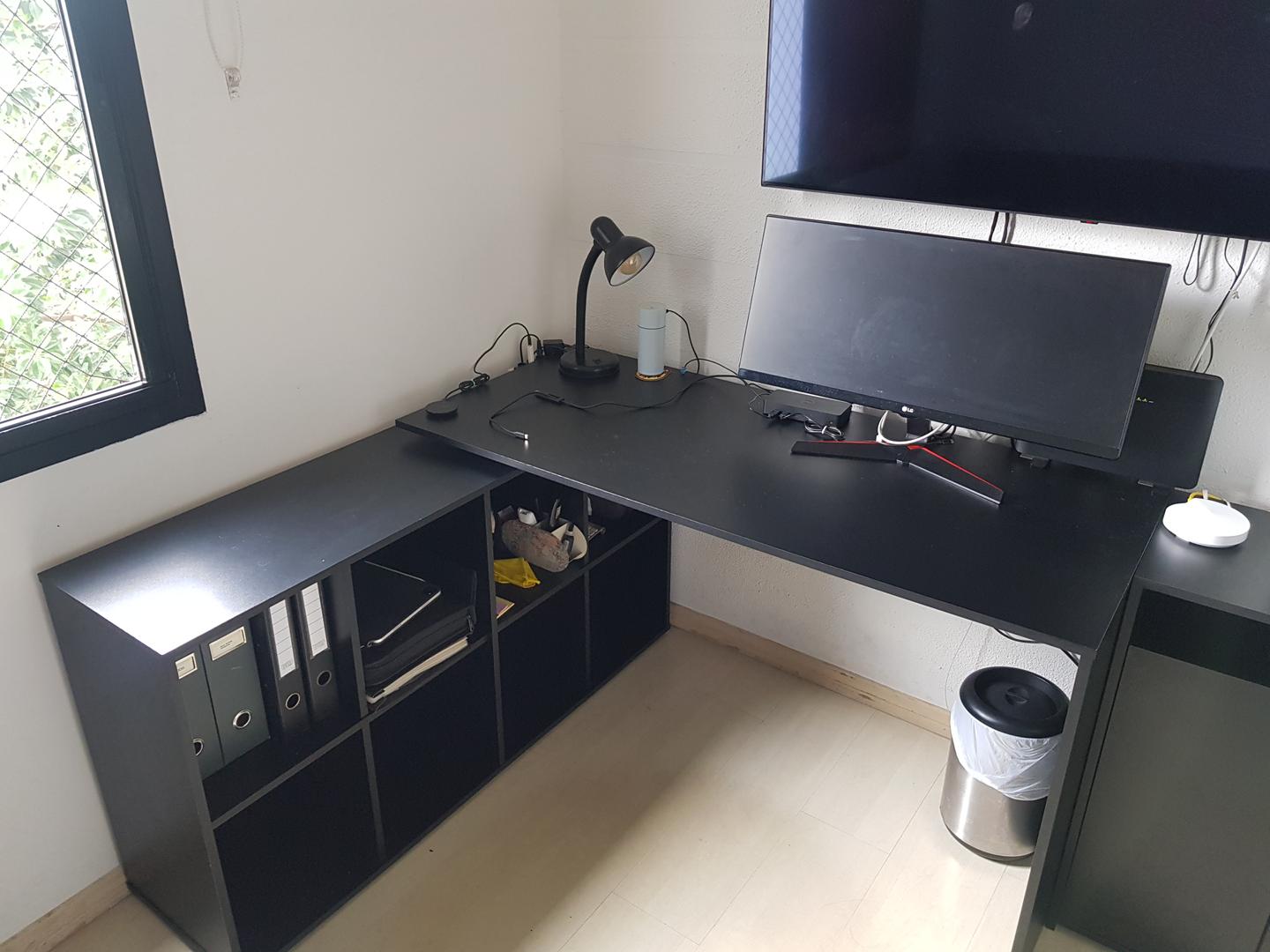 Mesa de Escritório em L 8 Nichos em MDF Preto 75 cm x 140 cm x 130 cm