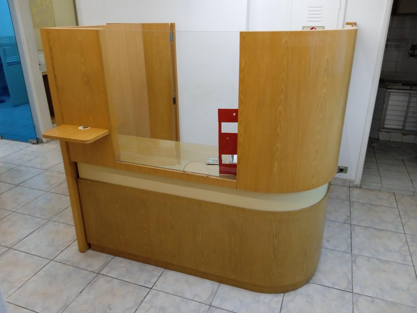 Balcão de recepção c/ 1 porta  2 gavetas e 1 prateleira em MDF Marrom