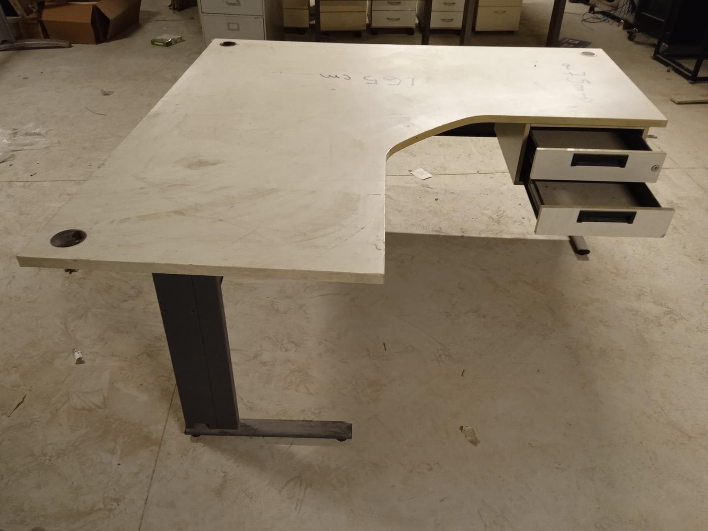 Mesa de Escritório em L c/ 2 gavetas em Aço / MDF Bege 74 cm x 165 cm x 165 cm