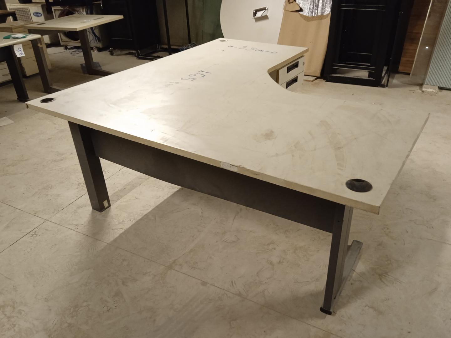 Mesa de Escritório em L c/ 2 gavetas em Aço / MDF Bege 74 cm x 165 cm x 165 cm