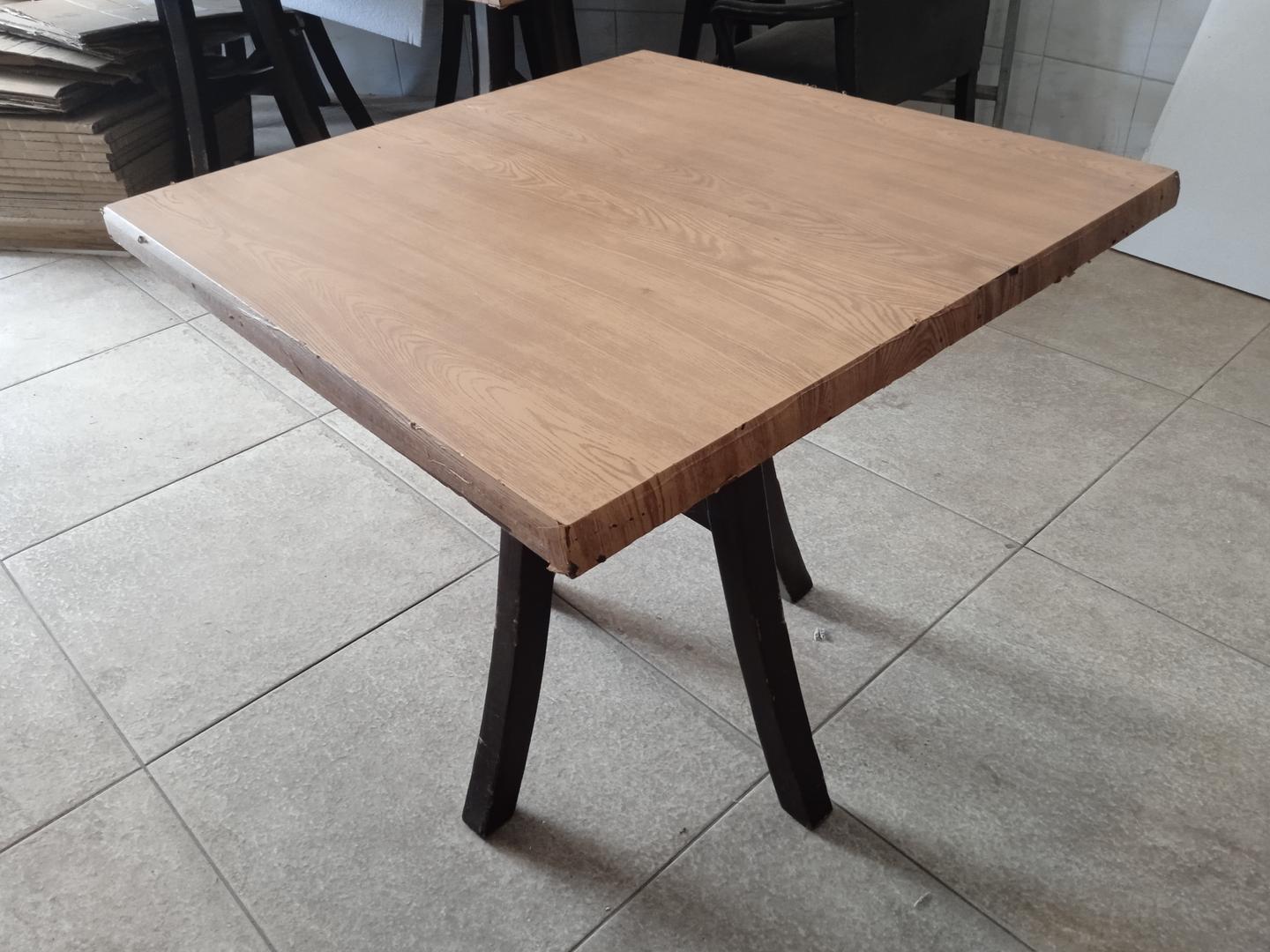 Mesa de apoio Quadrada em MDF Marrom 76 cm x 80 cm x 80 cm