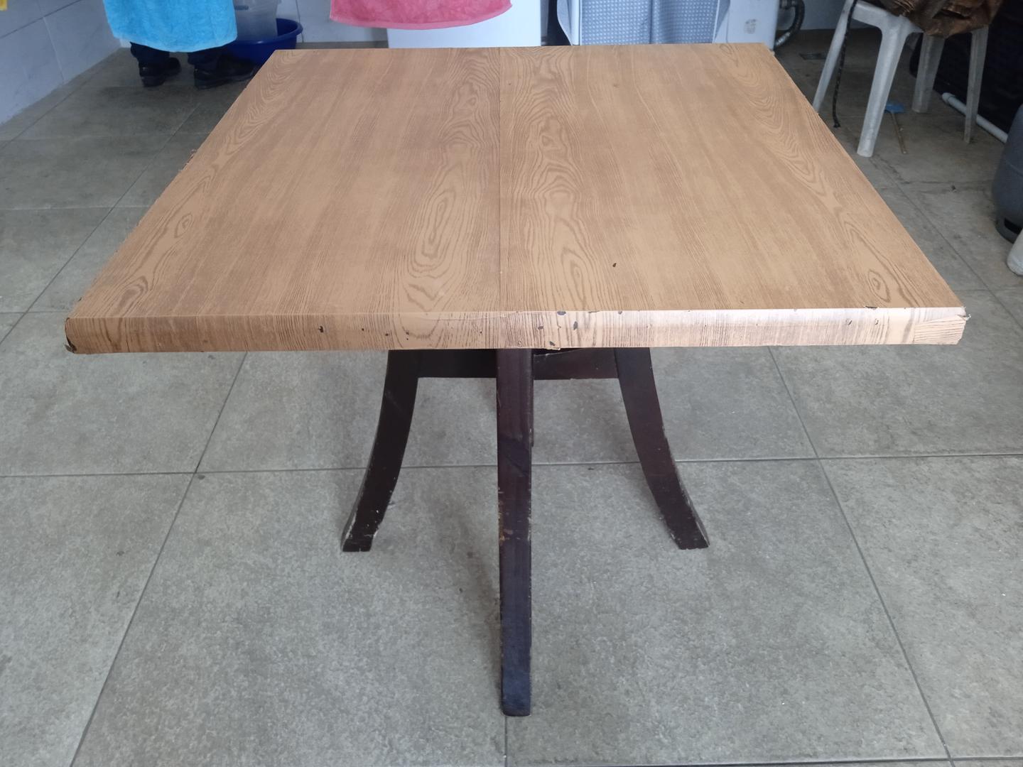 Mesa de apoio Quadrada em MDF Marrom 76 cm x 80 cm x 80 cm