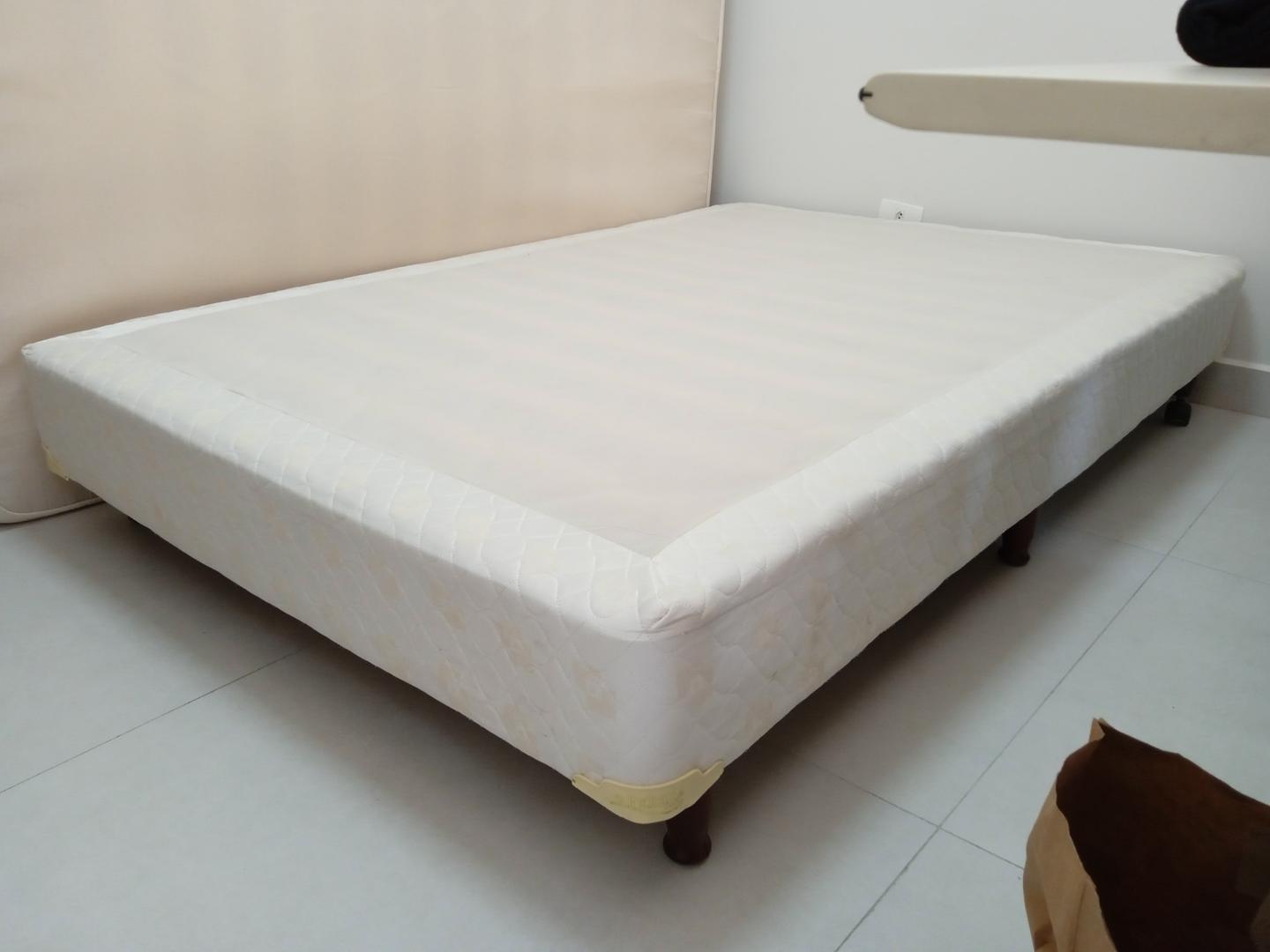 Cama box de casal padrão inducol em Madeira / Tecido Bege 24 cm x 126 cm x 86 cm