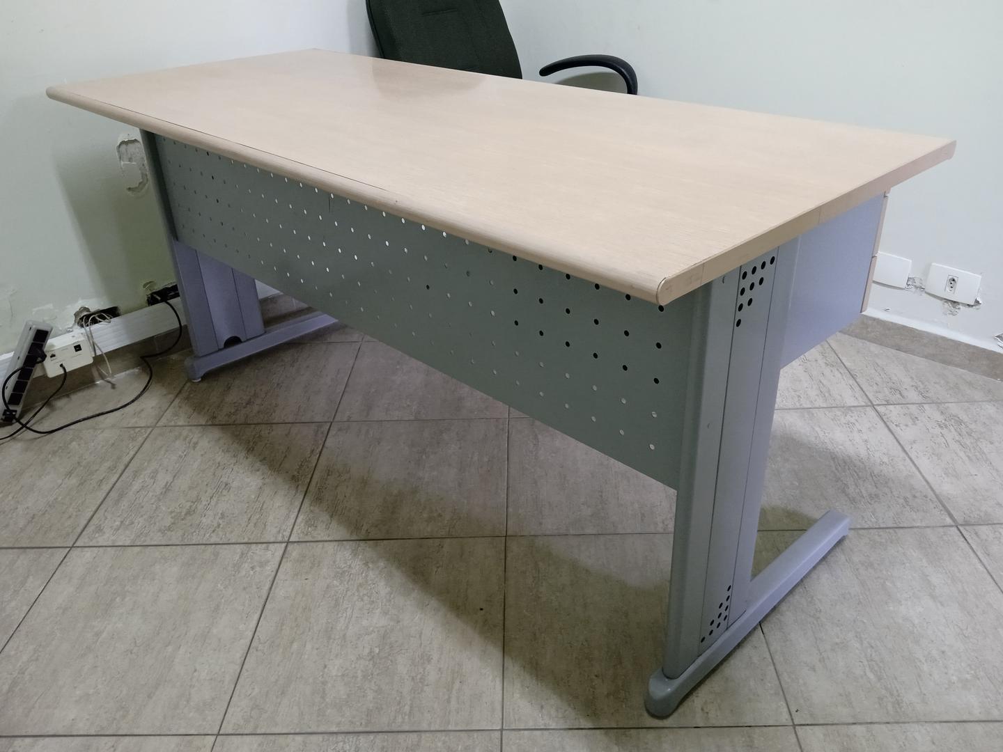 Mesa de Escritório c/ 2 gavetas em Aço / MDF Bege 75 cm x 160 cm x 68 cm