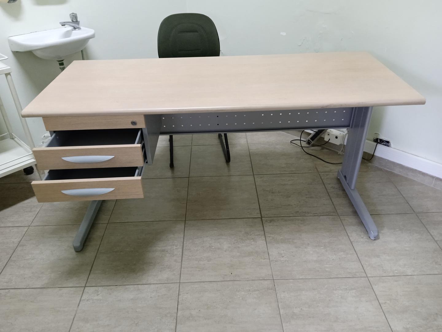 Mesa de Escritório c/ 2 gavetas em Aço / MDF Bege 75 cm x 160 cm x 68 cm