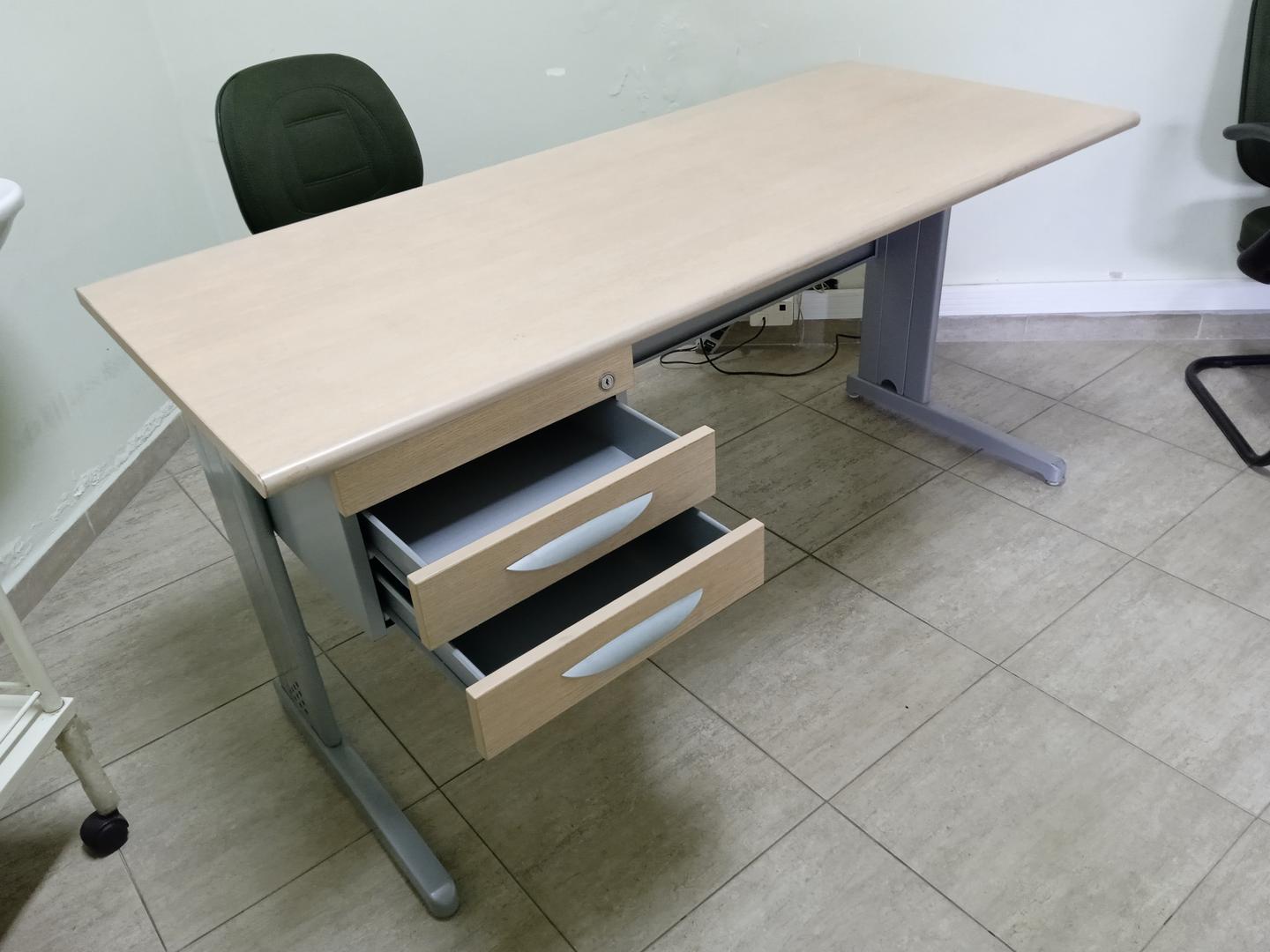 Mesa de Escritório c/ 2 gavetas em Aço / MDF Bege 75 cm x 160 cm x 68 cm