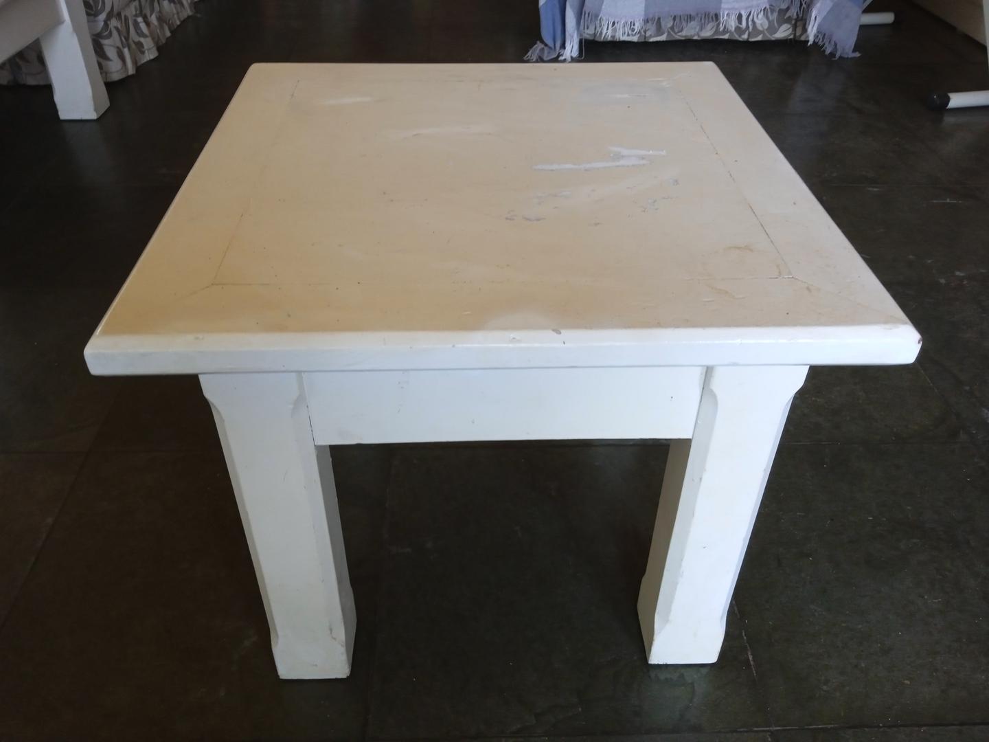 Mesa lateral em Madeira Branco 47 cm x 55 cm x 55 cm