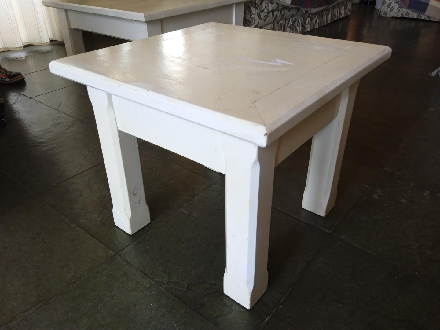 Mesa lateral em Madeira Branco 47 cm x 55 cm x 55 cm