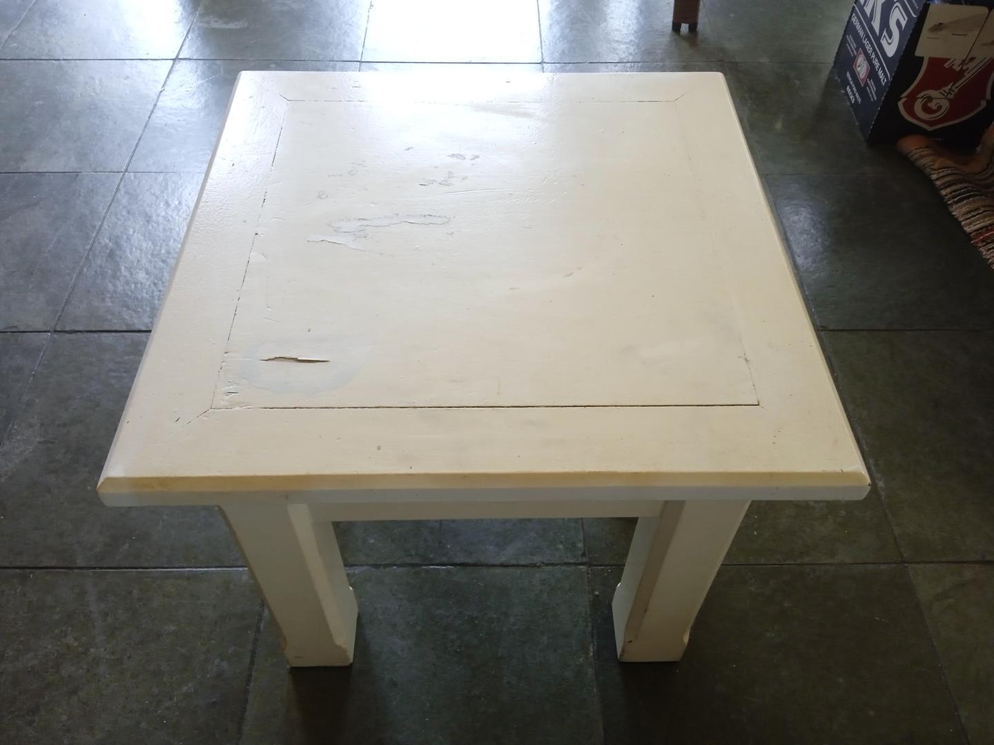 Mesa lateral em Madeira Branco 47 cm x 55 cm x 55 cm