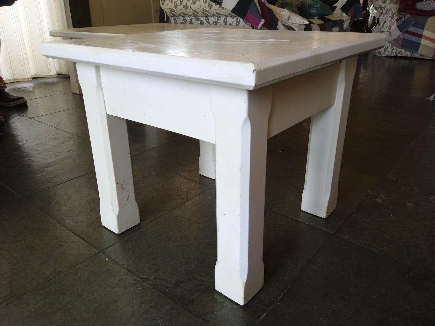 Mesa lateral em Madeira Branco 47 cm x 55 cm x 55 cm