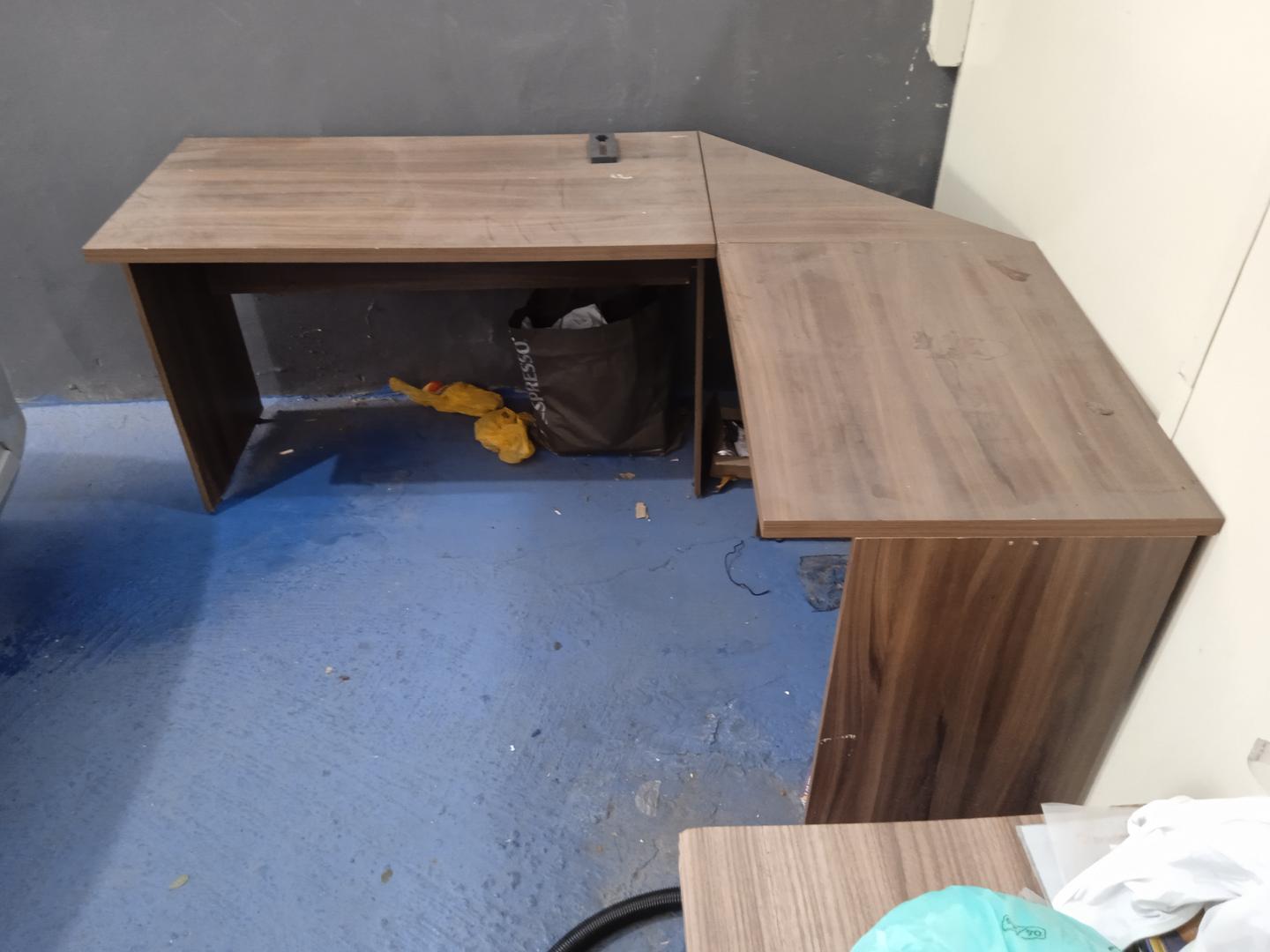 Mesa de Escritório em L em MDF Marrom 77 cm x 140 cm x 180 cm