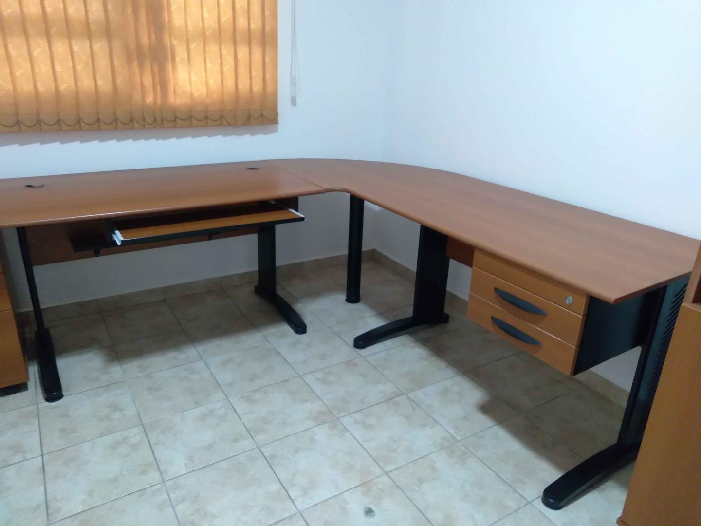 Mesa de escritório em L/ 2 módulos/ 2 gavetas  em Madeira / Aço Marrom