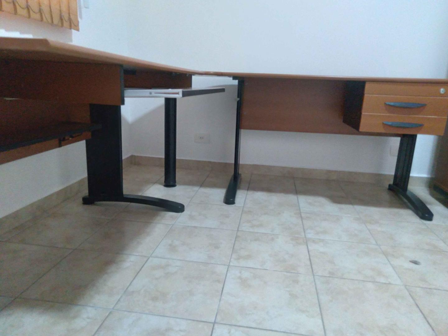 Mesa de escritório em L/ 2 módulos/ 2 gavetas  em Madeira / Aço Marrom