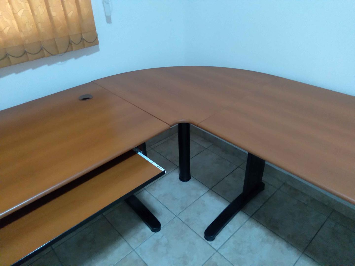 Mesa de escritório em L/ 2 módulos/ 2 gavetas  em Madeira / Aço Marrom