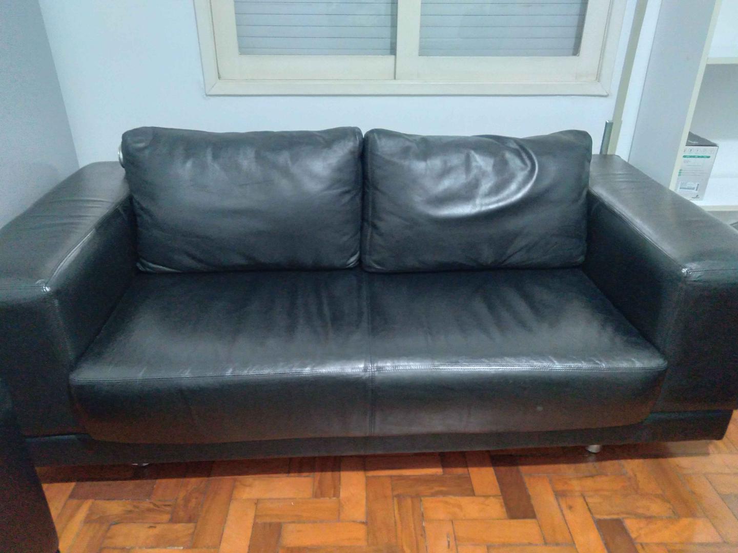 Sofá 2 lugares c/ almofadas  em Couro Preto 64 cm x 186 cm x 90 cm