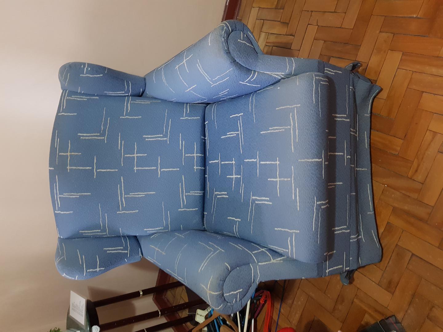 Poltrona Fixa c/ Braços em Espuma Azul 35 cm x 47 cm x 47 cm