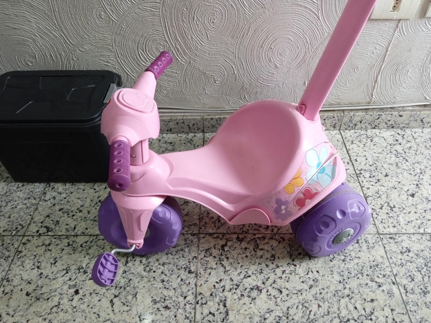 Triciclo/Motoca Flower infantil em Plástico Rosa 80 cm x 64 cm x 48 cm