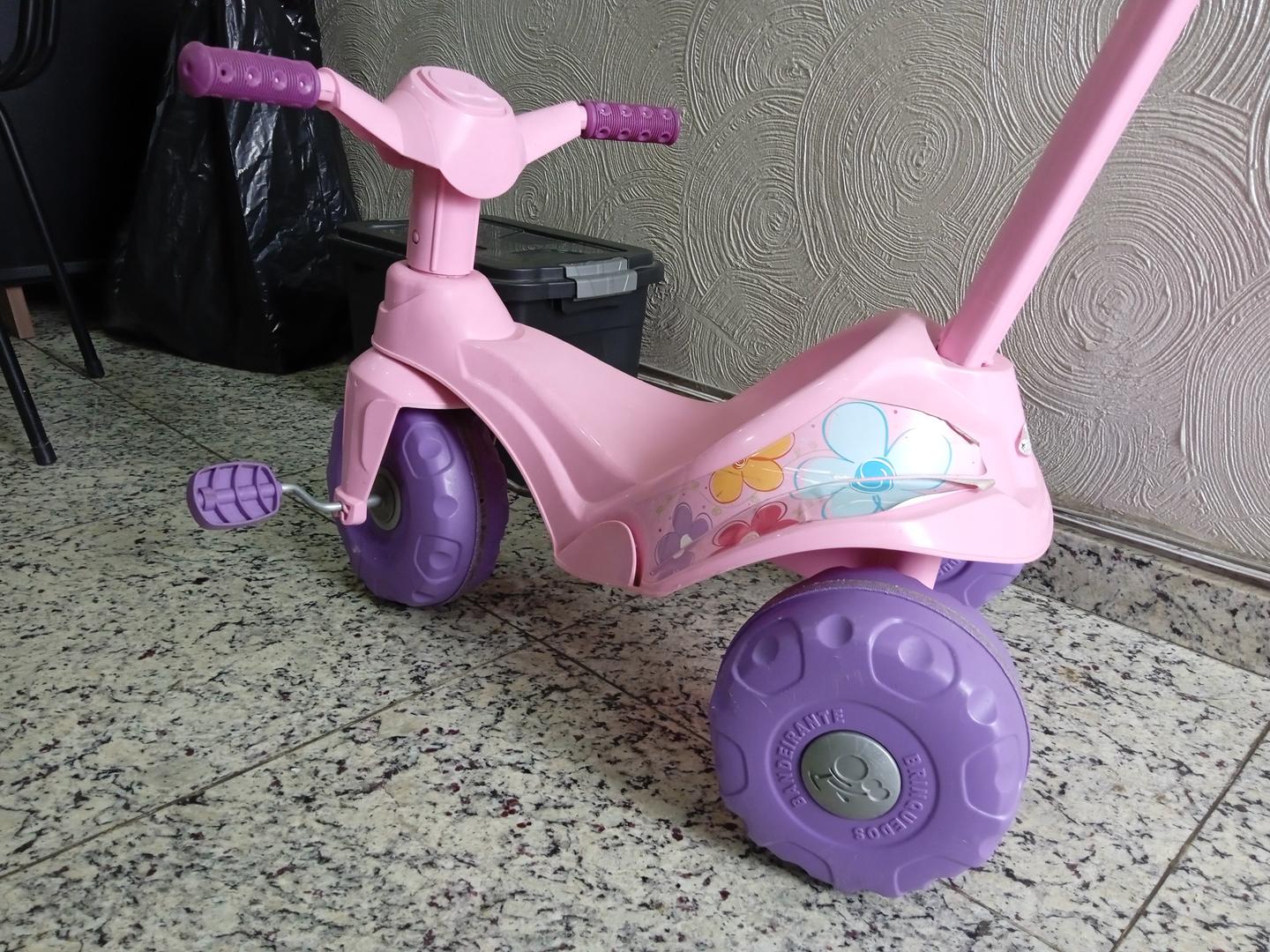 Triciclo/Motoca Flower infantil em Plástico Rosa 80 cm x 64 cm x 48 cm