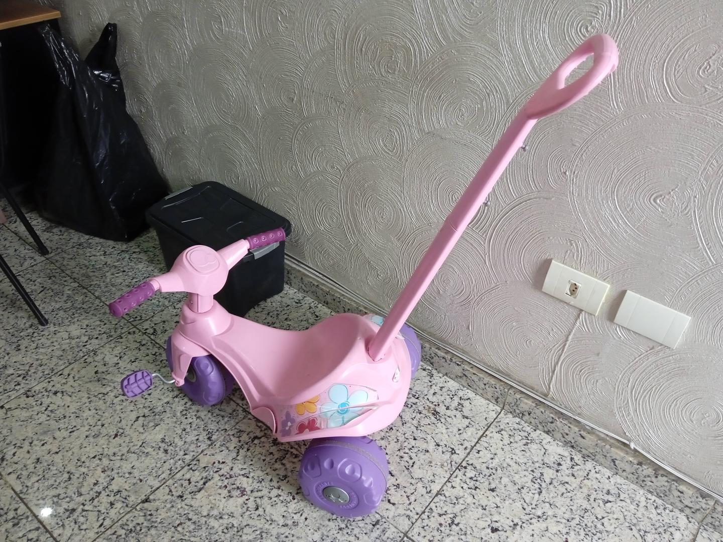 Triciclo/Motoca Flower infantil em Plástico Rosa 80 cm x 64 cm x 48 cm