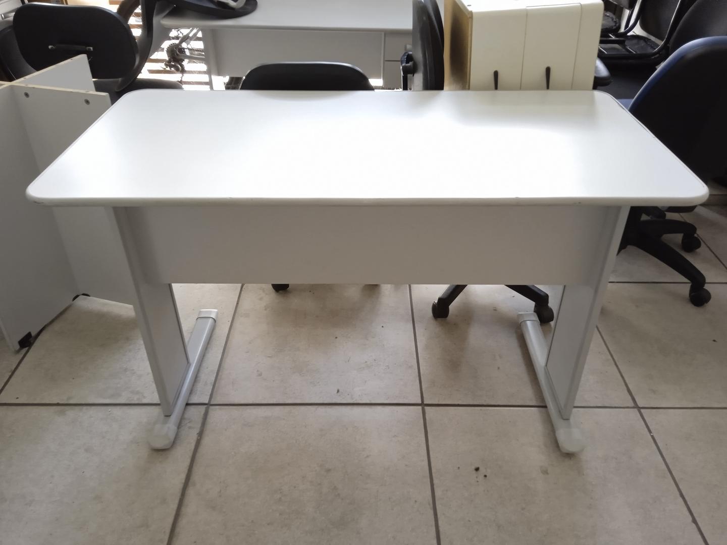 Mesa de Escritório c/ 2 gavetas em MDF / Aço Cinza 74 cm x 120 cm x 60 cm