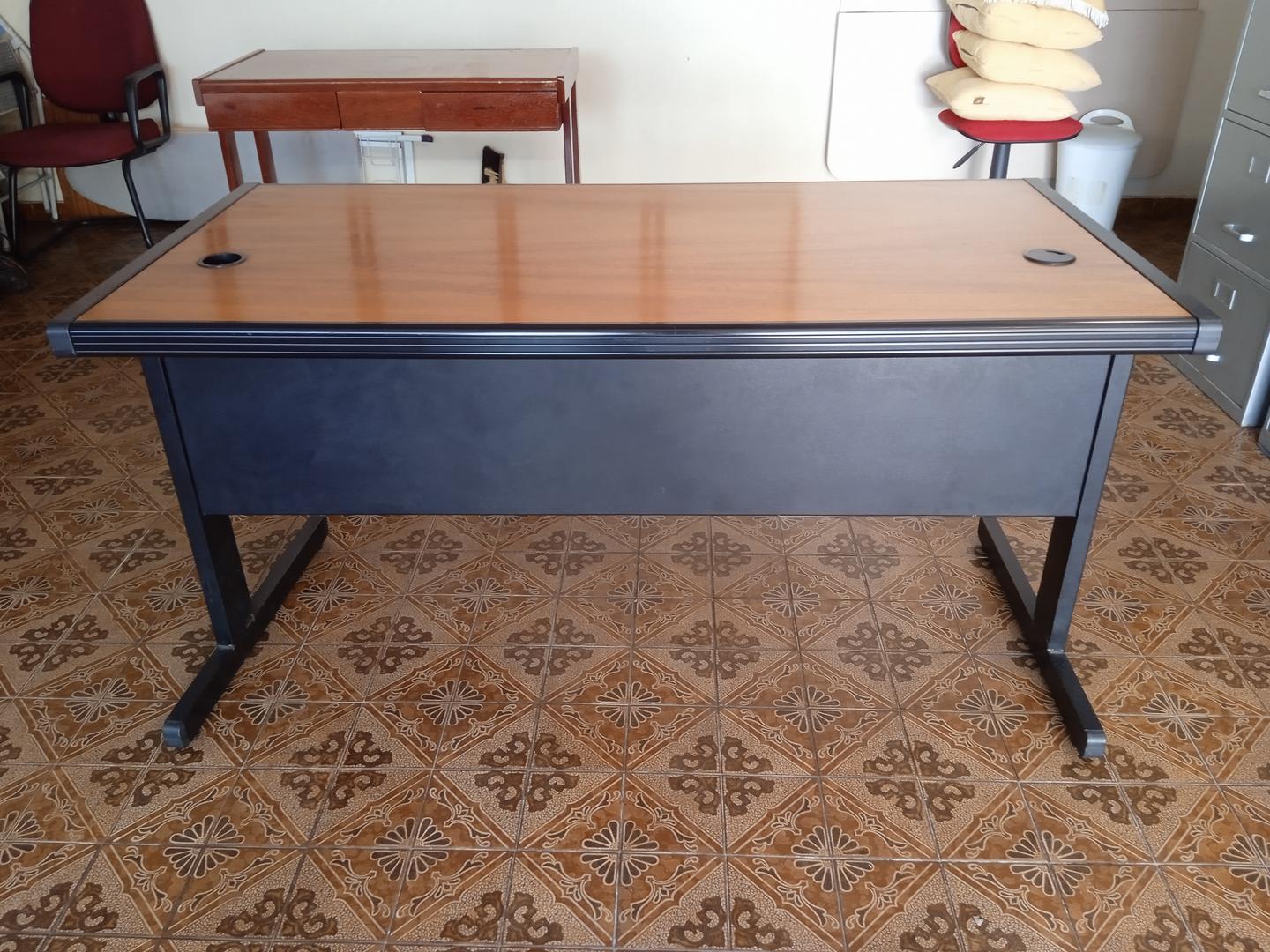 Mesa de Escritório c/ 2 Gavetas em Metal / MDF Marrom 73 cm x 147 cm x 74 cm