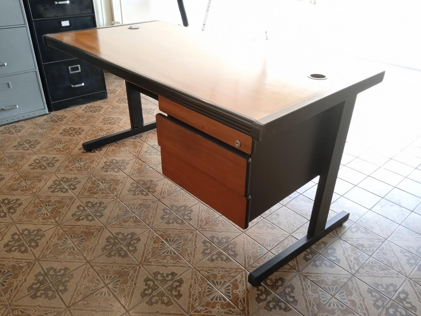 Mesa de Escritório c/ 2 Gavetas em Metal / MDF Marrom 73 cm x 147 cm x 74 cm