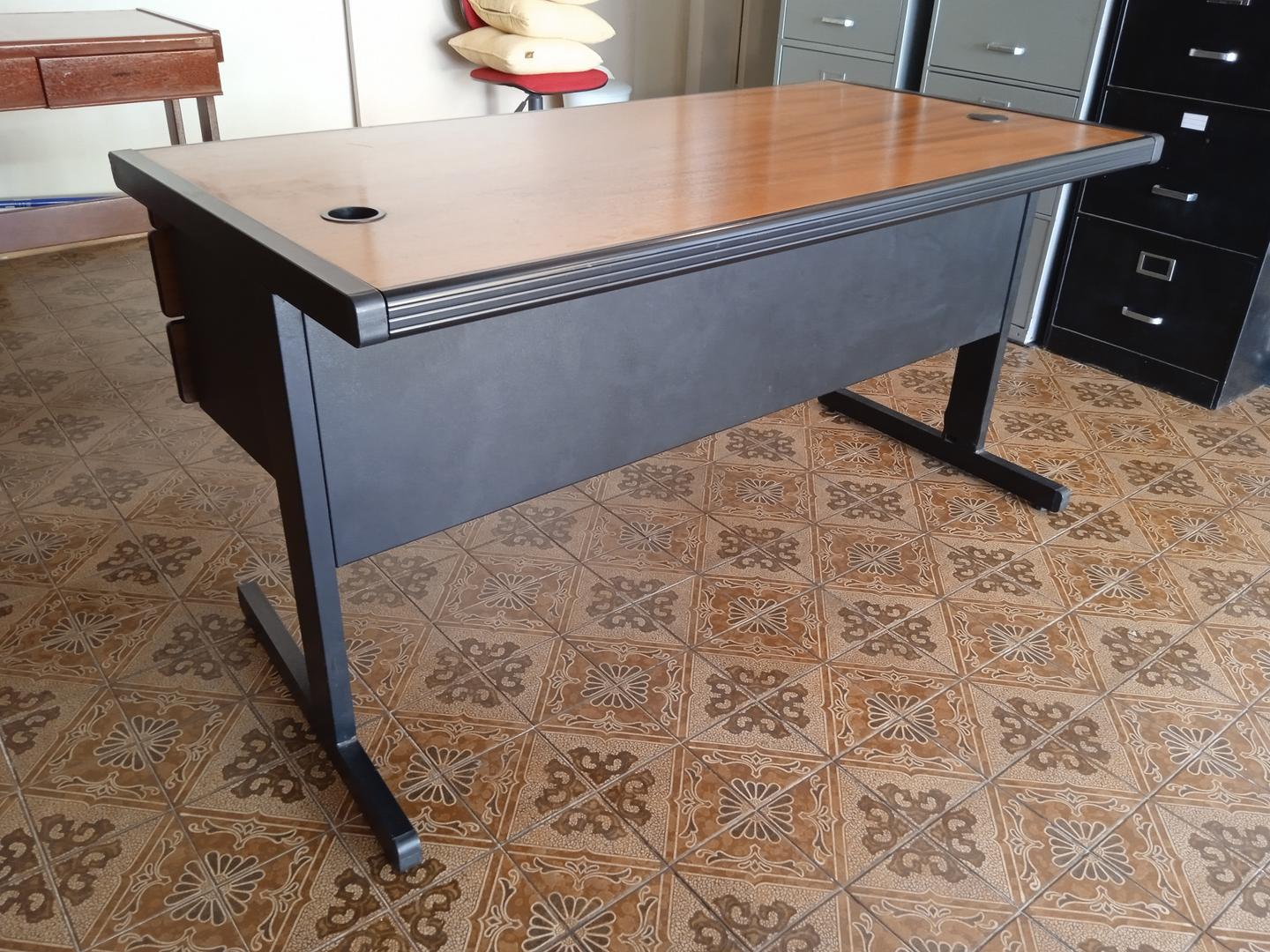 Mesa de Escritório c/ 2 Gavetas em Metal / MDF Marrom 73 cm x 147 cm x 74 cm