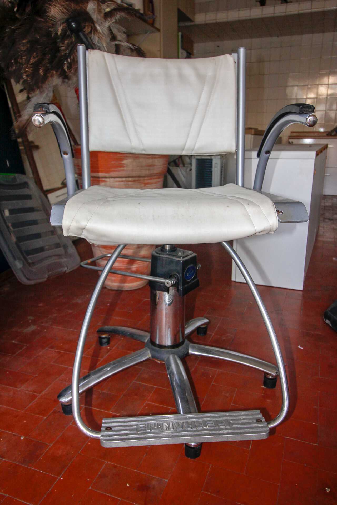 Cadeira Cabeleireiro Ferrante Usada