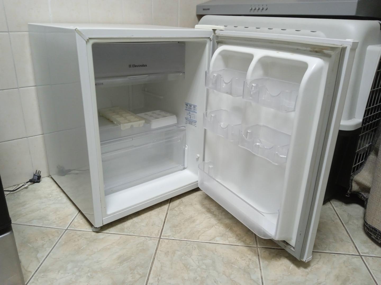 Frigobar 79L Electrolux RE80 em Metal Branco 64 cm x 50 cm x 54 cm