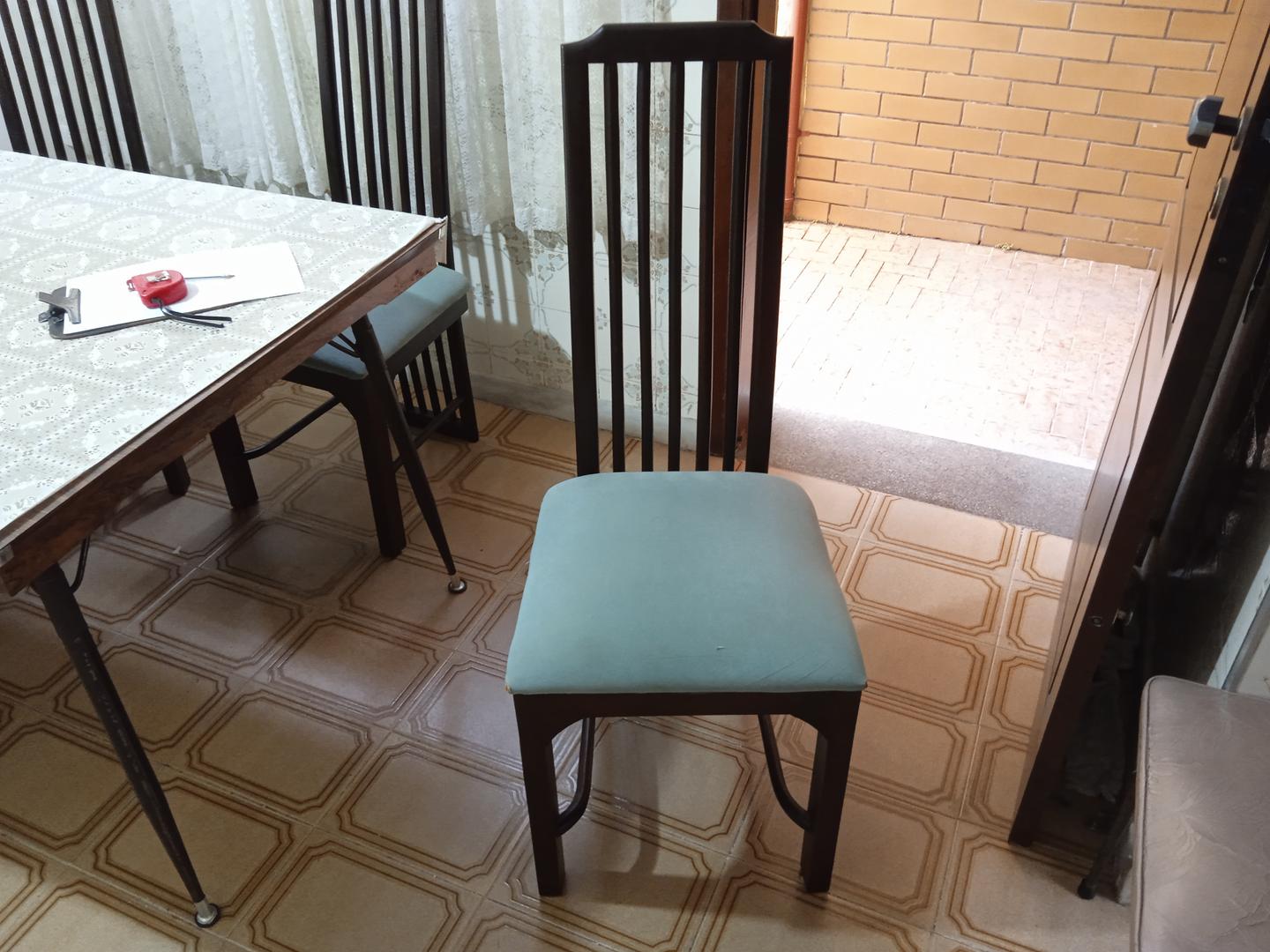 Cadeira fixa estofada s/ braços em Madeira / Tecido Marrom 112 cm x 46 cm x 48 cm