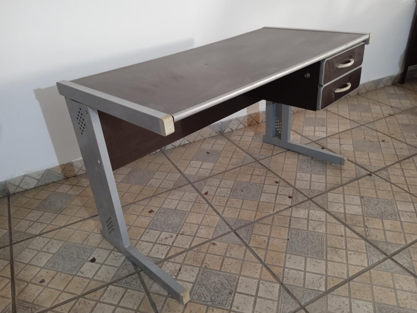 Mesa de Escritório c/ 2 gavetas em Aço / MDF Marrom 75 cm x 126 cm x 62 cm