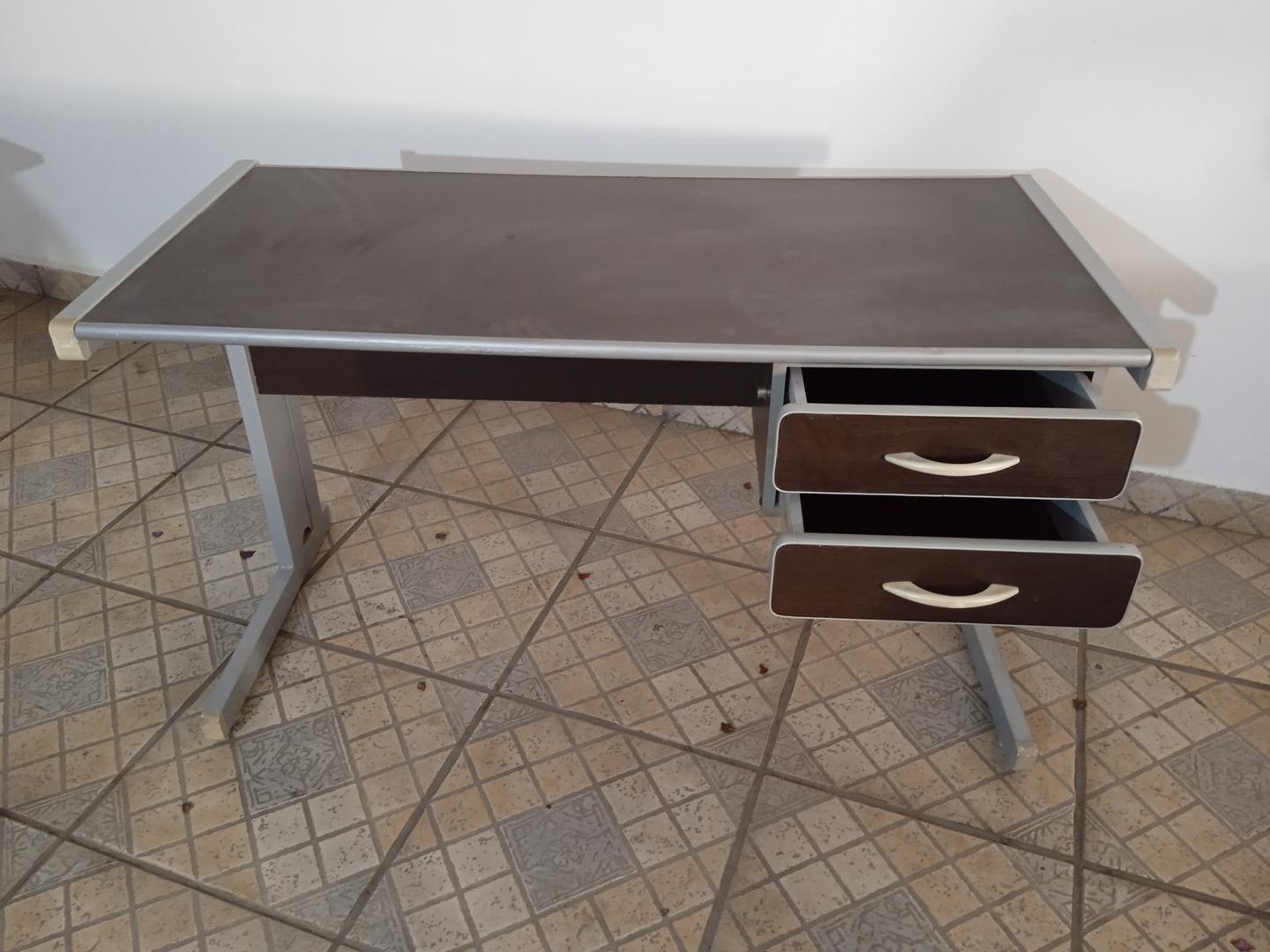 Mesa de Escritório c/ 2 gavetas em Aço / MDF Marrom 75 cm x 126 cm x 62 cm