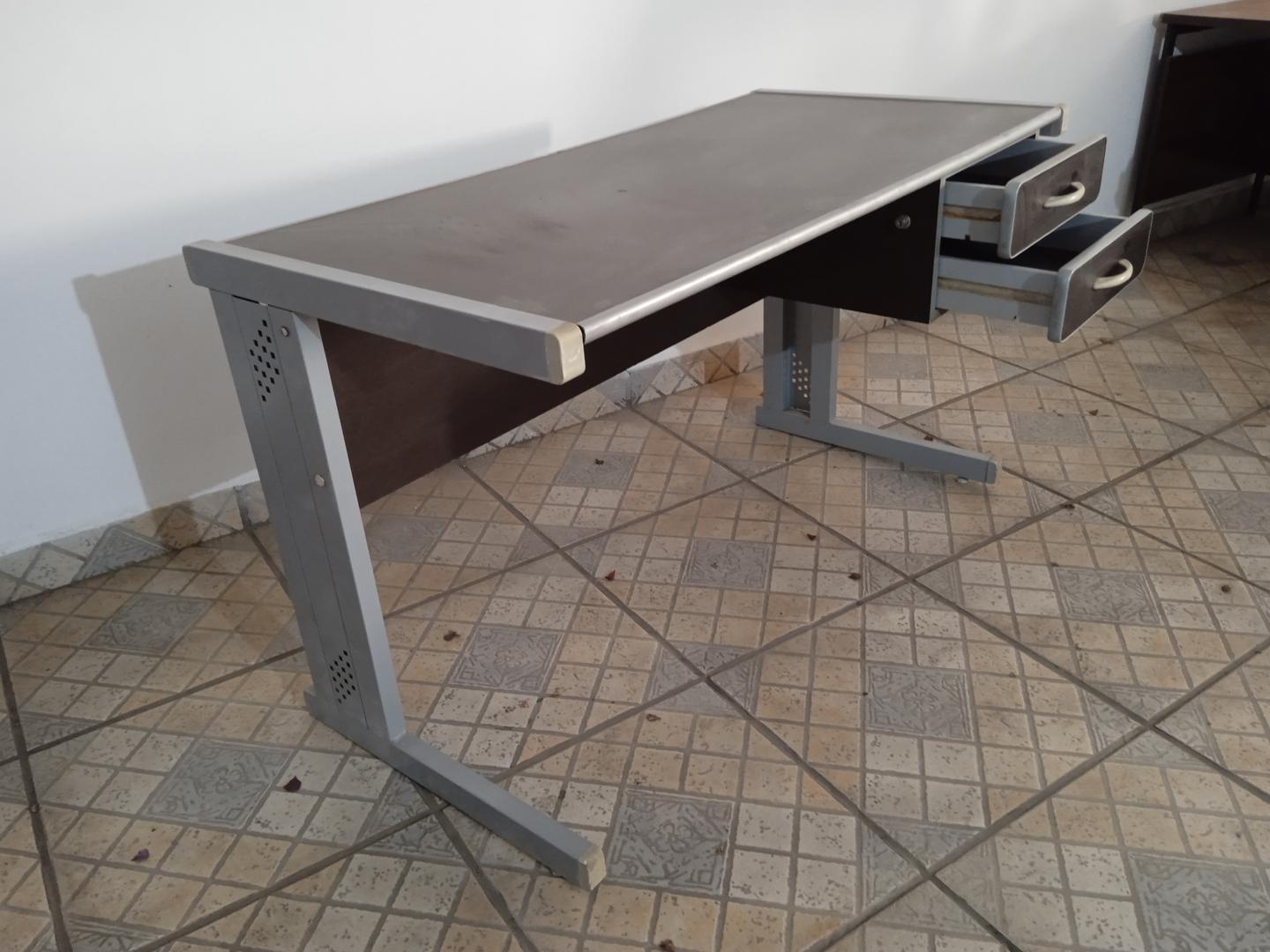 Mesa de Escritório c/ 2 gavetas em Aço / MDF Marrom 75 cm x 126 cm x 62 cm