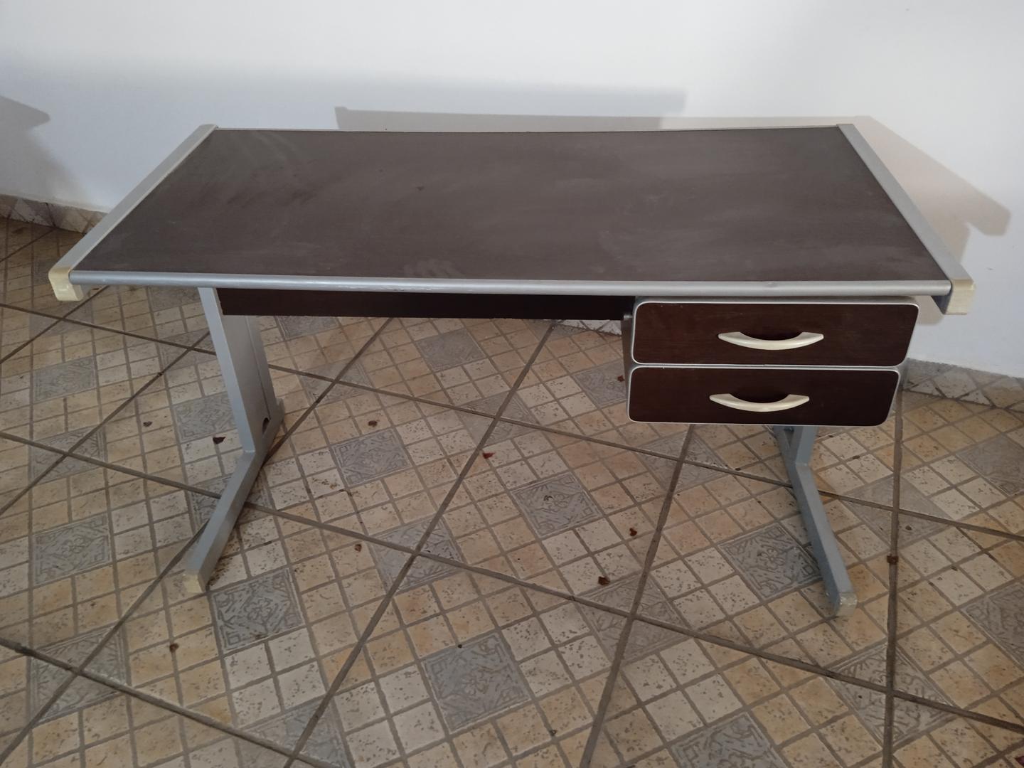 Mesa de Escritório c/ 2 gavetas em Aço / MDF Marrom 75 cm x 126 cm x 62 cm