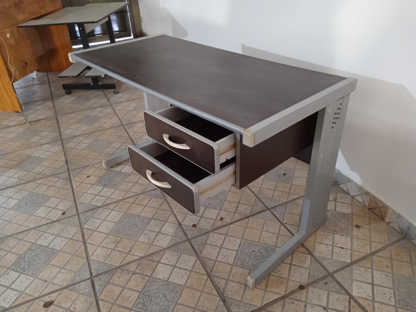 Mesa de Escritório c/ 2 gavetas em Aço / MDF Marrom 75 cm x 126 cm x 62 cm