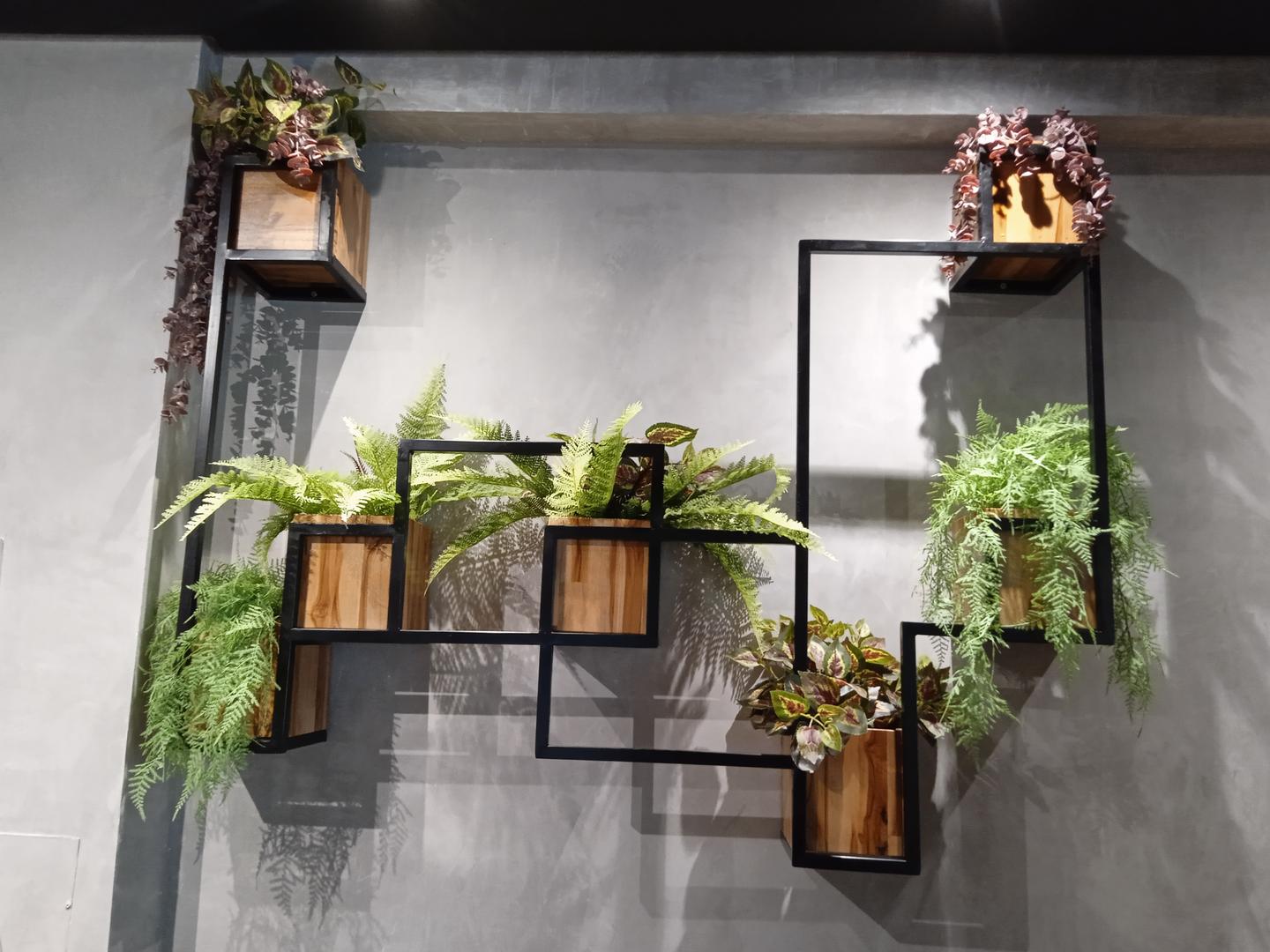 Suporte floreira de parede com plantas artificiais em MDF / Aço Preto