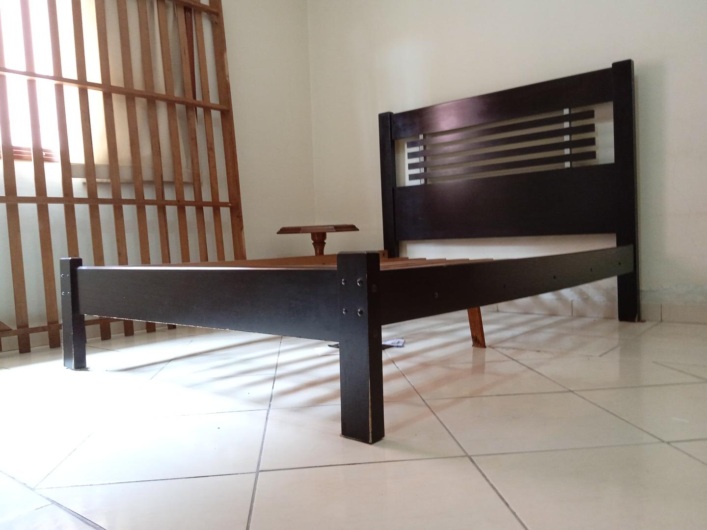 Cama de casal padrão antiga em Madeira Marrom 120 cm x 145 cm x 200 cm