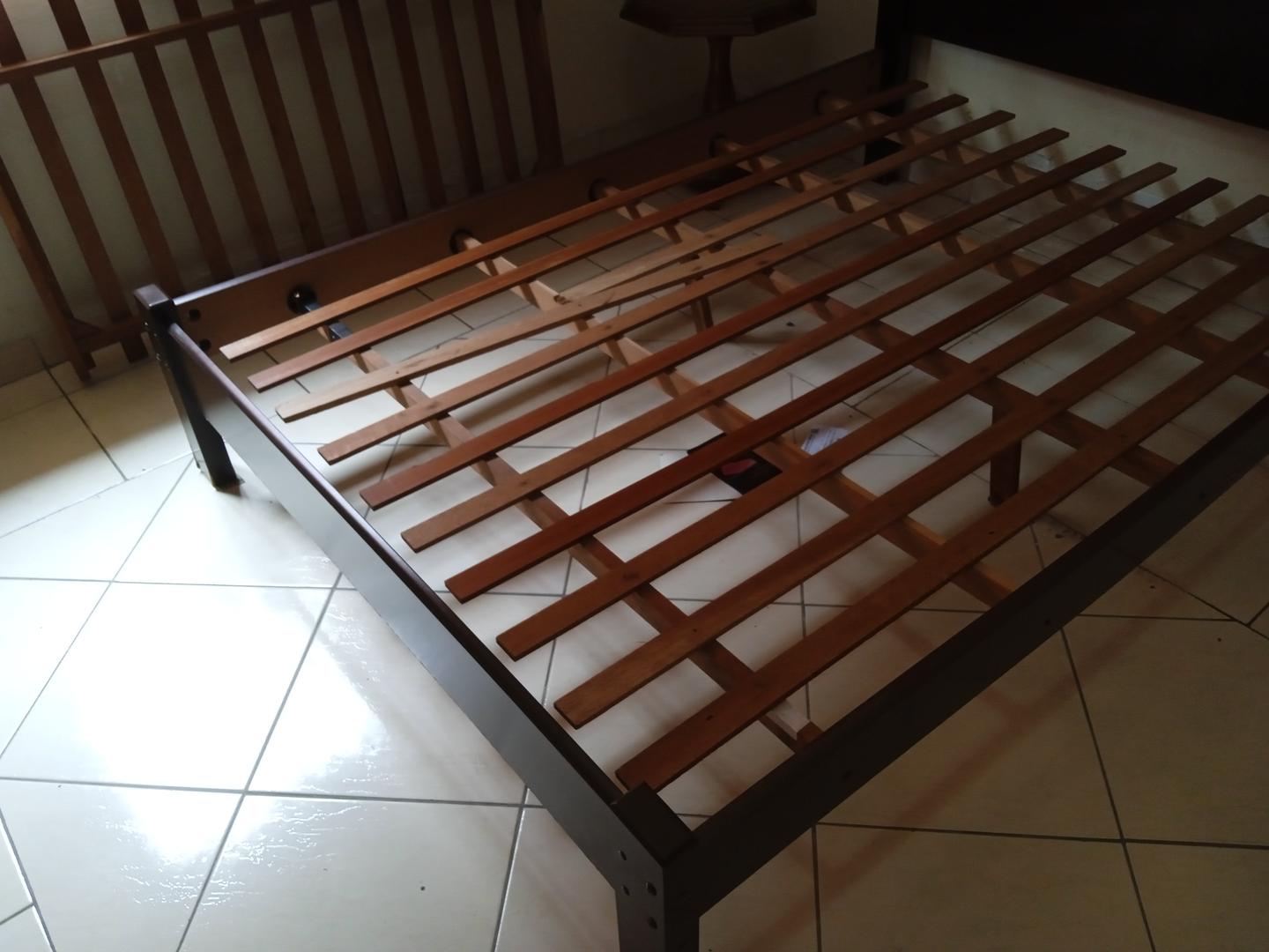 Cama de casal padrão antiga em Madeira Marrom 120 cm x 145 cm x 200 cm