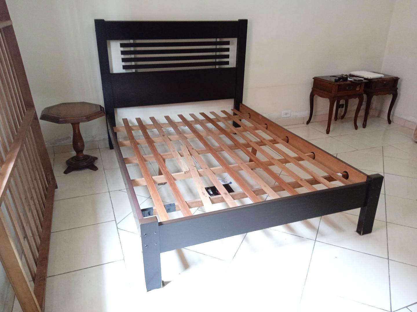 Cama de casal padrão antiga em Madeira Marrom 120 cm x 145 cm x 200 cm