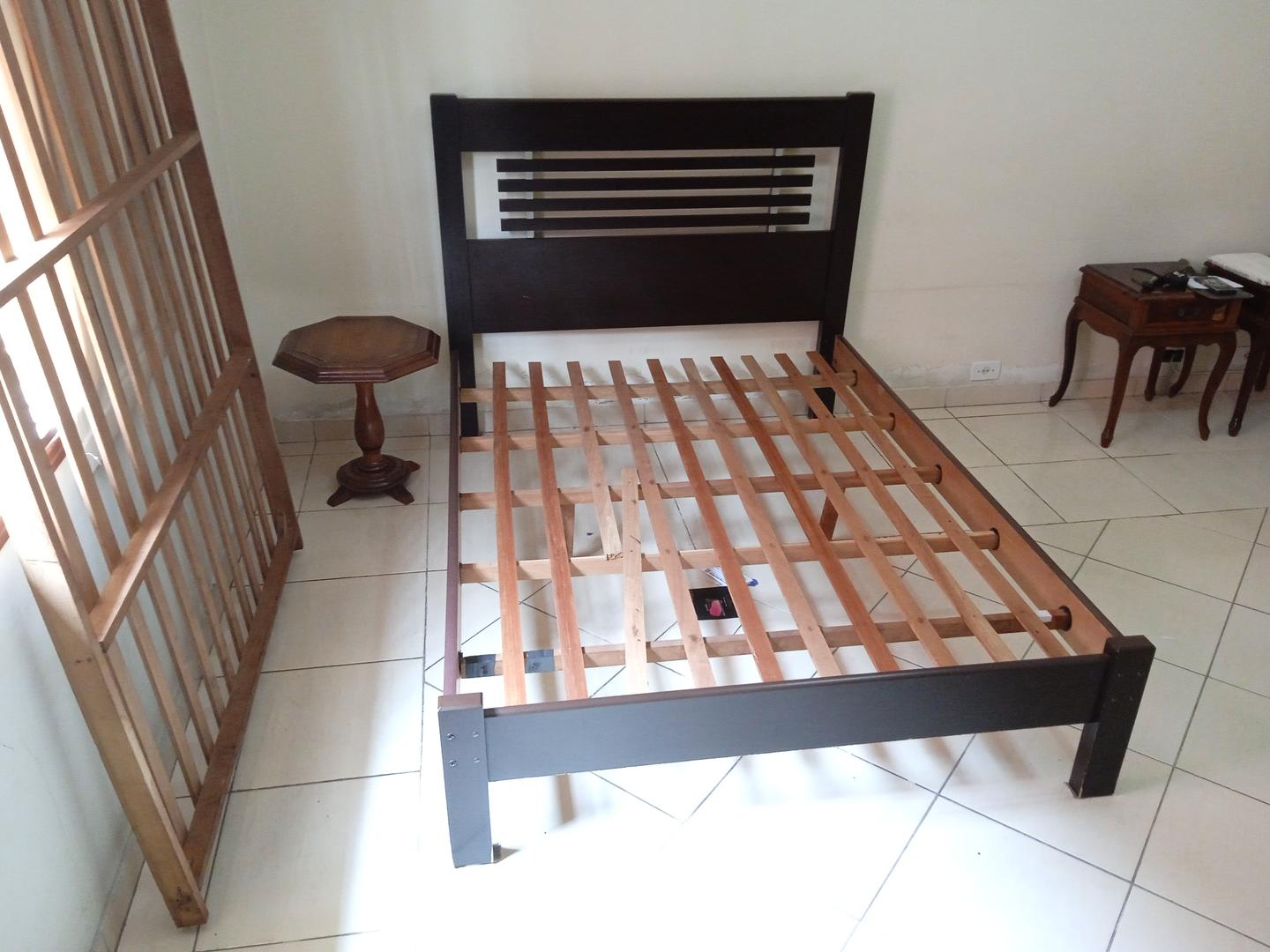 Cama de casal padrão antiga em Madeira Marrom 120 cm x 145 cm x 200 cm