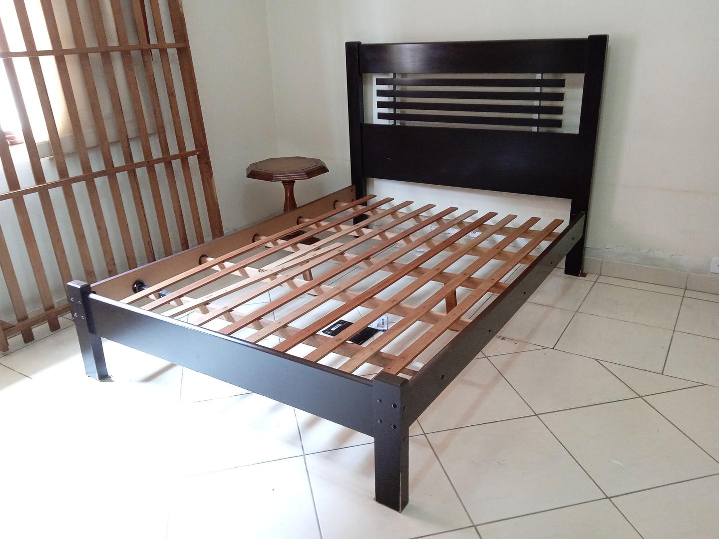 Cama de casal padrão antiga em Madeira Marrom 120 cm x 145 cm x 200 cm