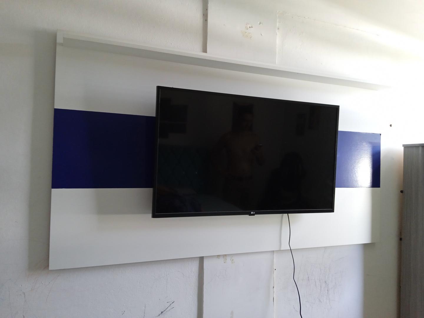 Painel p/ televisão c/ 1 prateleira em MDF Branco 98 cm x 180 cm x 2 cm