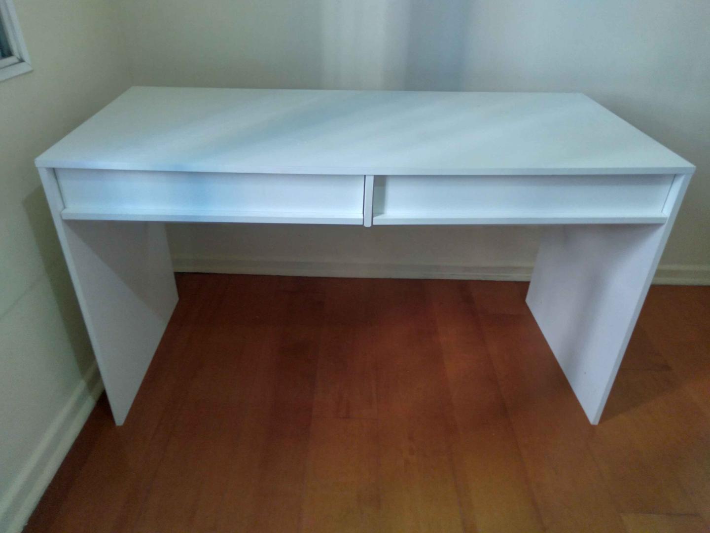 Escrivaninha c/ 2 gavetas  em MDF Branco 78 cm x 136 cm x 60 cm