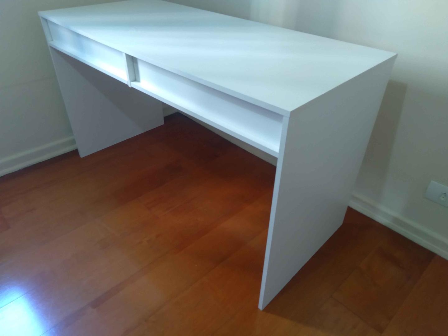 Escrivaninha c/ 2 gavetas  em MDF Branco 78 cm x 136 cm x 60 cm