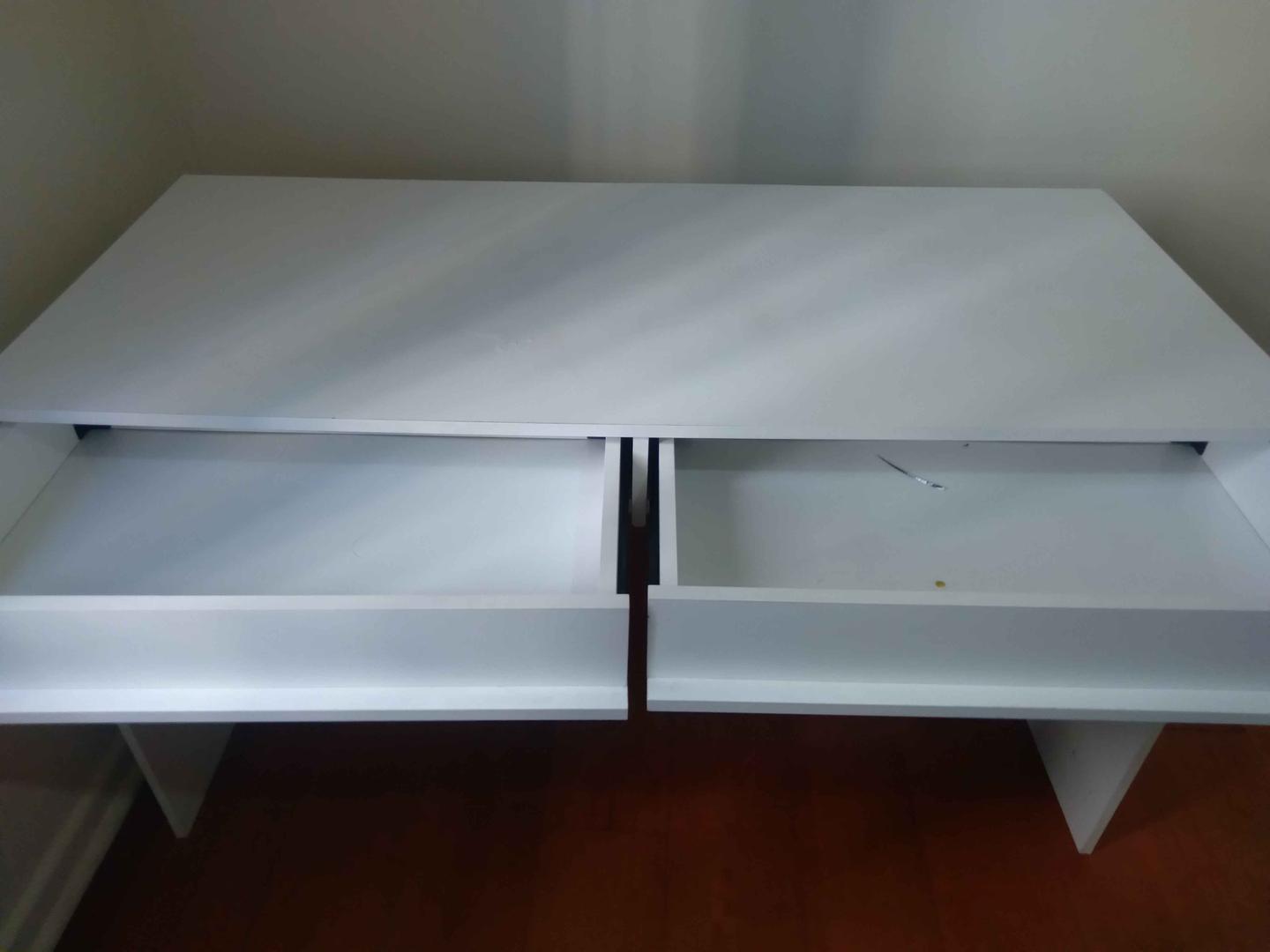 Escrivaninha c/ 2 gavetas  em MDF Branco 78 cm x 136 cm x 60 cm