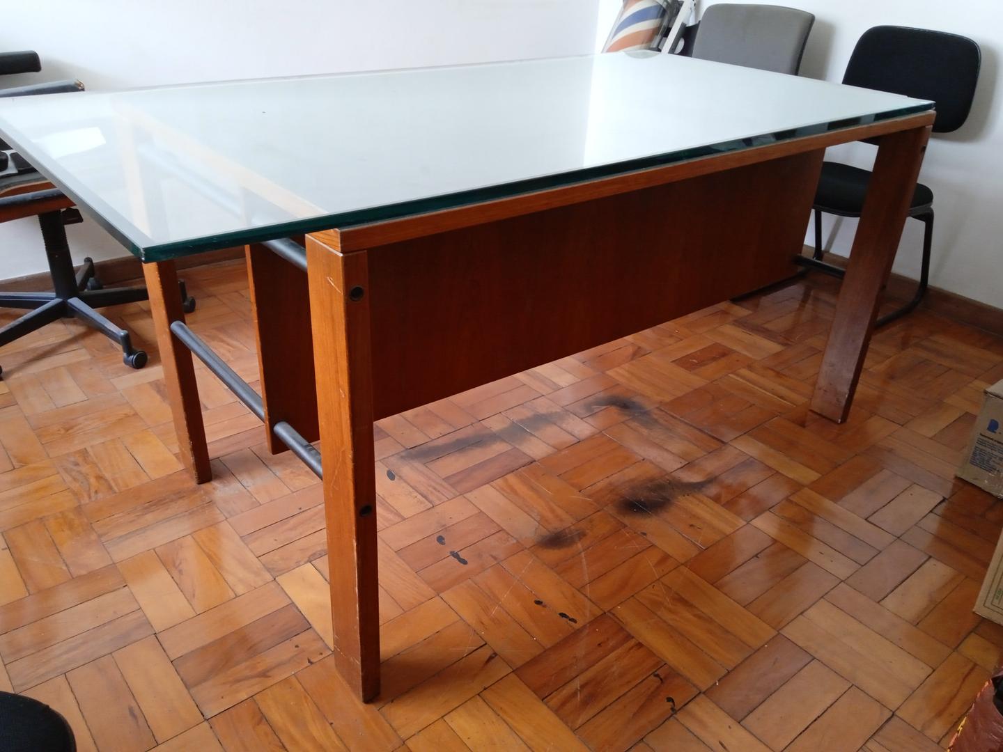 Mesa de escritório c/ 2 gavetas em Madeira Marrom 76 cm x 140 cm x 77 cm