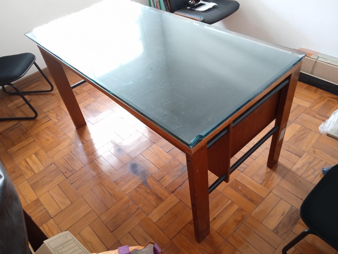 Mesa de escritório c/ 2 gavetas em Madeira Marrom 76 cm x 140 cm x 77 cm